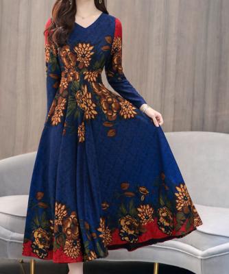 купить Платье с орнаментом и длинными рукавами